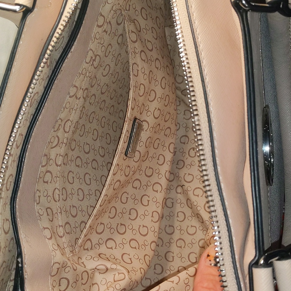 Guess Bag - Picture 3 of 4
